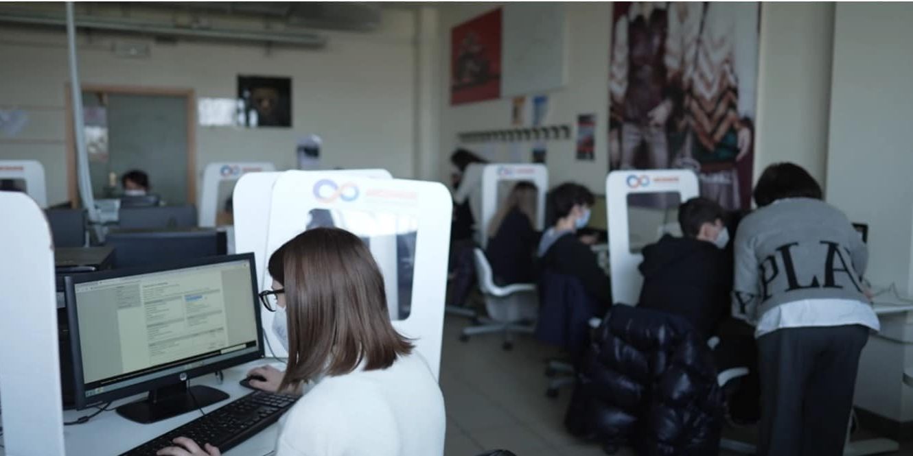 Studenti al lavoro in impresa simulata Simulimpresa Ferrara