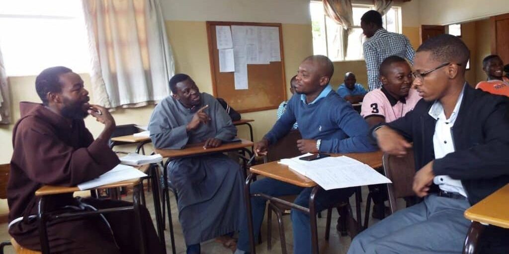 Zambia_interno-aula-scolastica-missione-1024×768 small