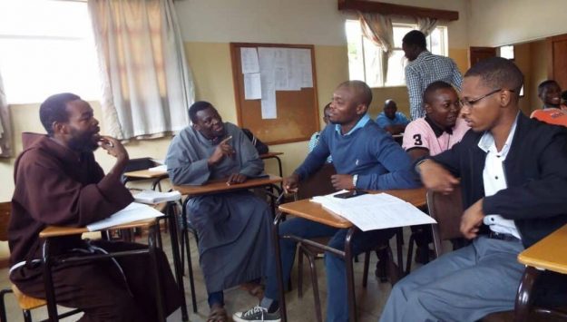 Zambia_interno-aula-scolastica-missione-1024×768 small